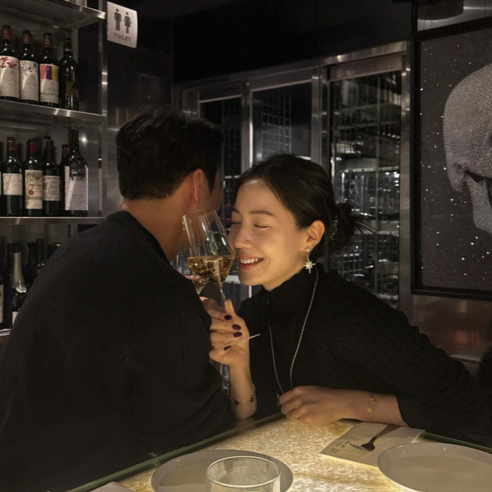 '9월 결혼' 류화영, ♥예비남편 최초 공개 "서로의 전부 되기로" [공식]