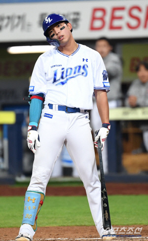 삼성 공포의 홈런 타자, 삼진 먹고 죄인처럼 고개를 숙였다...얼마나 답답했으면 기습 번트까지 [대구 현장]