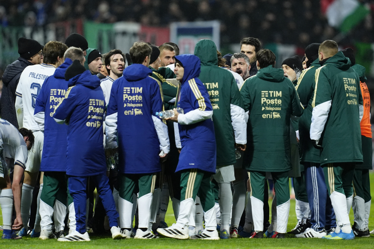 Soccer Football - FIFA World Cup - UEFA Qualifiers - Finals - Bosnia and Herzegovina v Italy - Bilino Polje Stadium, Zenica, Bosnia and Herzegovina - March 31, 2026 Italy coach Gennaro Gattuso speaks to players ahead of the penalty shootout REUTERS/Matteo Ciambelli