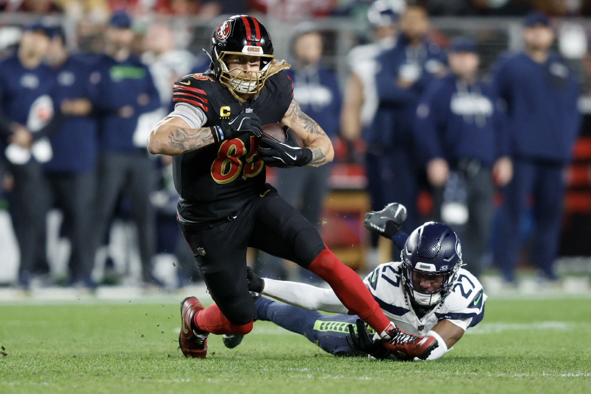 NFL 샌프란시스코 49ers 타이트엔드 조지 키틀이 지난 1월 4일(한국시각) 시애틀 시호크스전에서 2쿼터에 릭 우든의 태클을 피해 돌진하고 있다. AFP연합뉴스