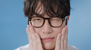 '10kg 감량' 성시경, 날렵한 턱선 윙크 자신감 