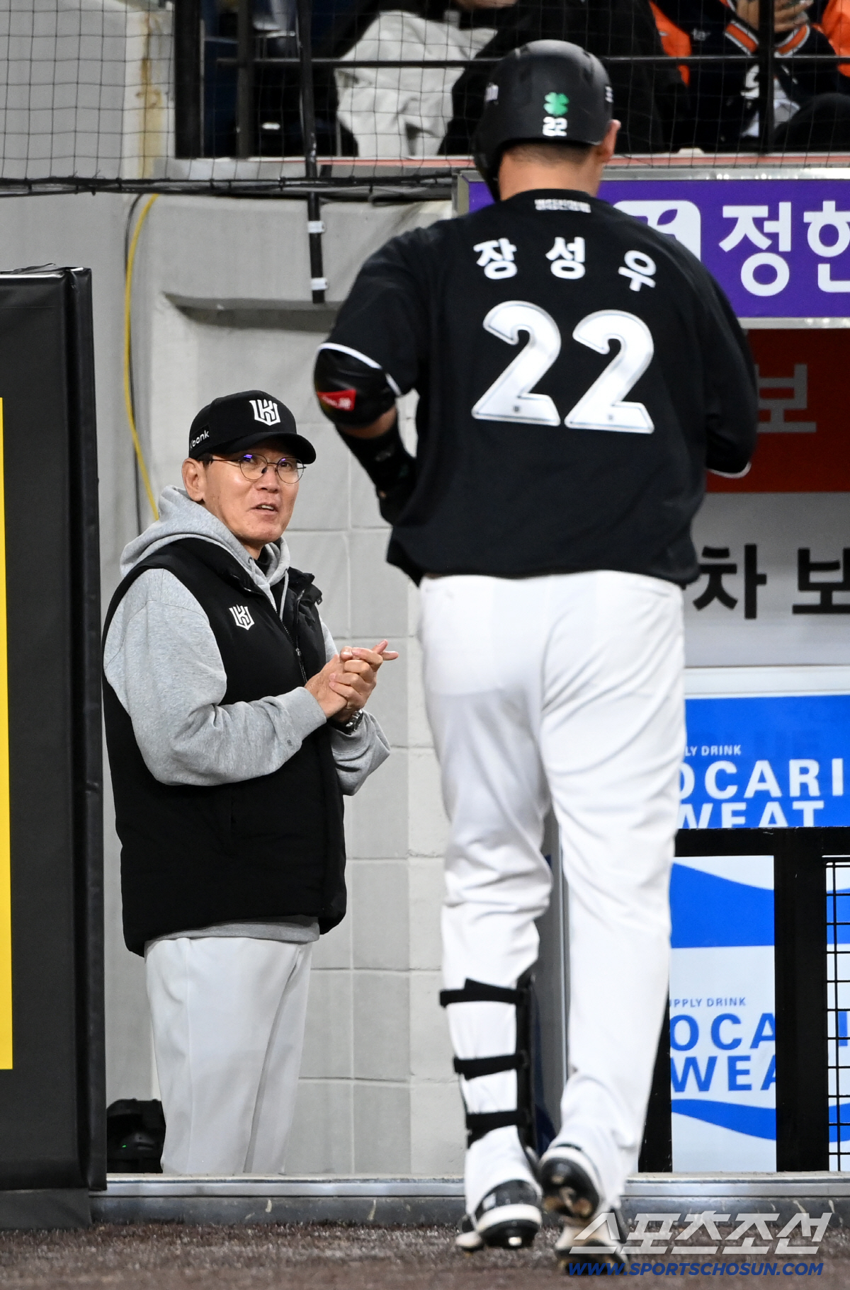 31일 대전한화생명볼파크에서 열린 KT와 한화의 경기. 8회초 KT 장성우가 솔로홈런을 치고 이강철 감독과 기쁨을 나누고 있다. 대전=허상욱 기자wook@sportschosun.com/2026.03.31/