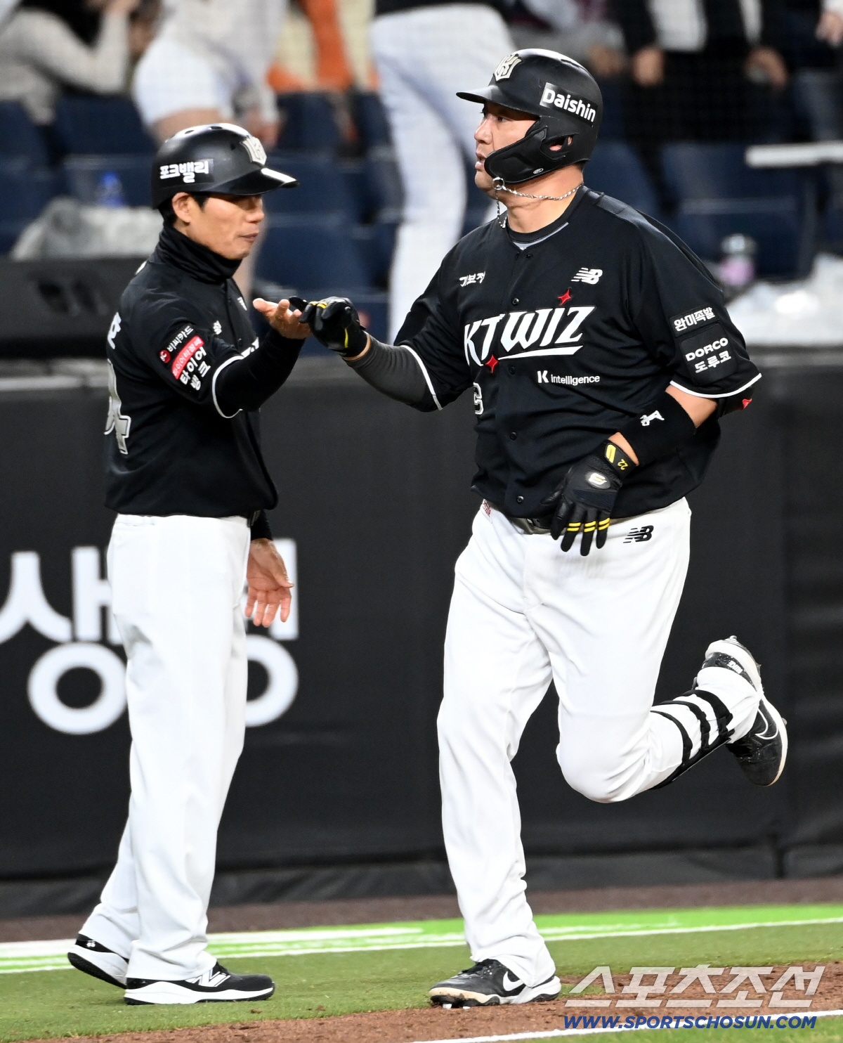 31일 대전한화생명볼파크에서 열린 KT와 한화의 경기. 8회초 KT 장성우가 솔로홈런을 치고 기쁨을 나누고 있다. 대전=허상욱 기자wook@sportschosun.com/2026.03.31/