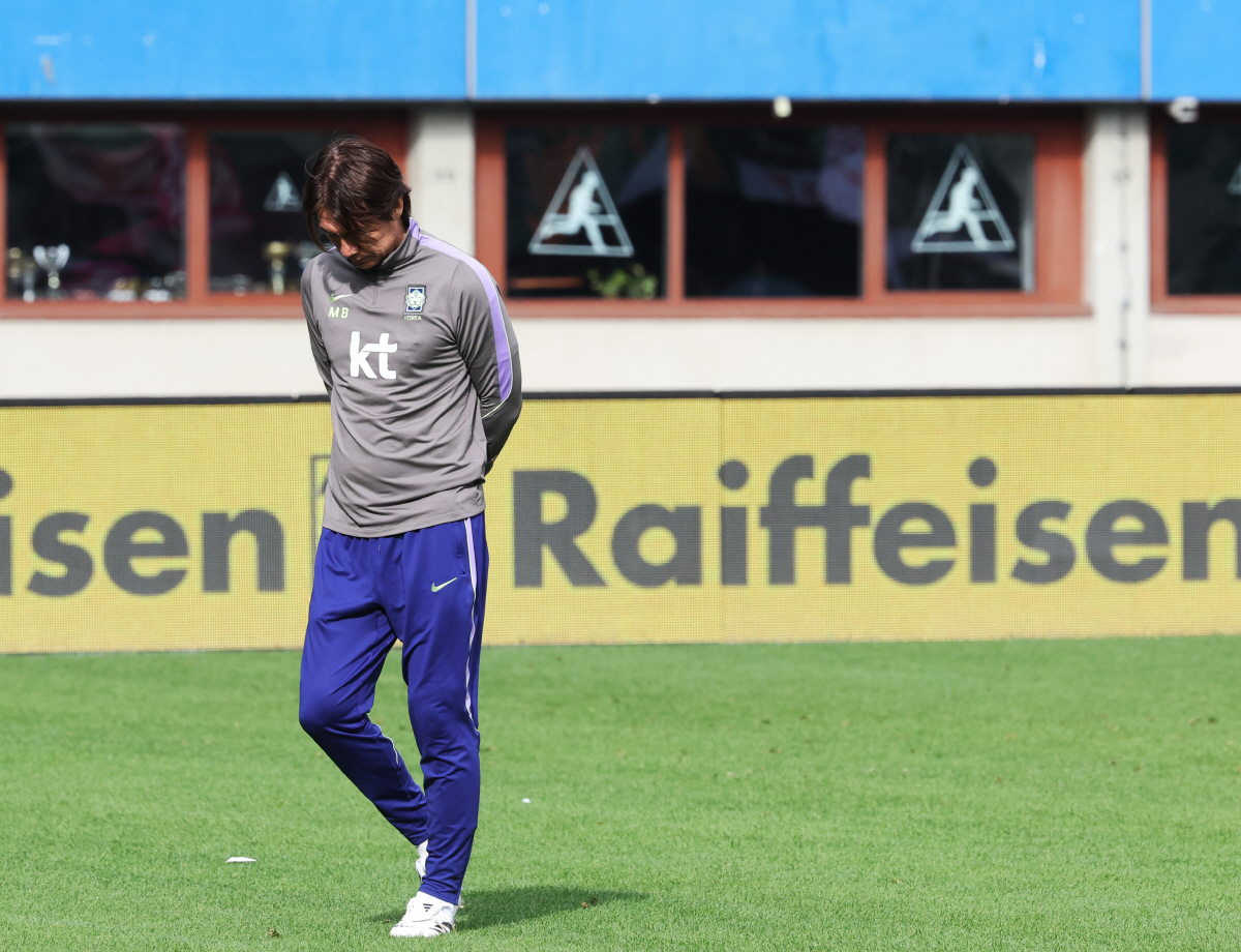 훈련지켜보는 홍명보 감독 (빈[오스트리아]=연합뉴스) 최재구 기자 = 오스트리아전을 하루 앞둔 30일(현지시간) 축구 국가대표팀 홍명보 감독이 경기가 열릴 에른스트 하펠 스타디움에서 훈련을 지켜보며 생각에 잠겨 있다. 2026.3.30