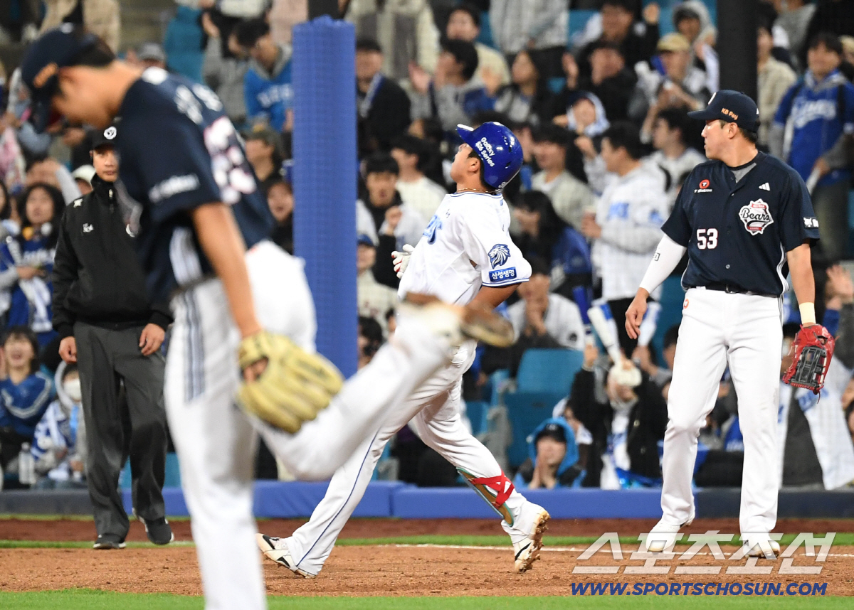 31일 대구 삼성라이온즈파크에서 열린 삼성과 두산의 경기. 10회말 선두타자 안타로 출루한 삼성 김영웅. 대구=송정헌 기자songs@sportschosun.com/2026.03.31/