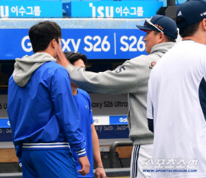 두산 이진영 코치에게 뺨 맞은 삼성 김영웅, '도대체 무슨 일이...' 라팍에서 다시 만난 스승과 제자[대구현장]
