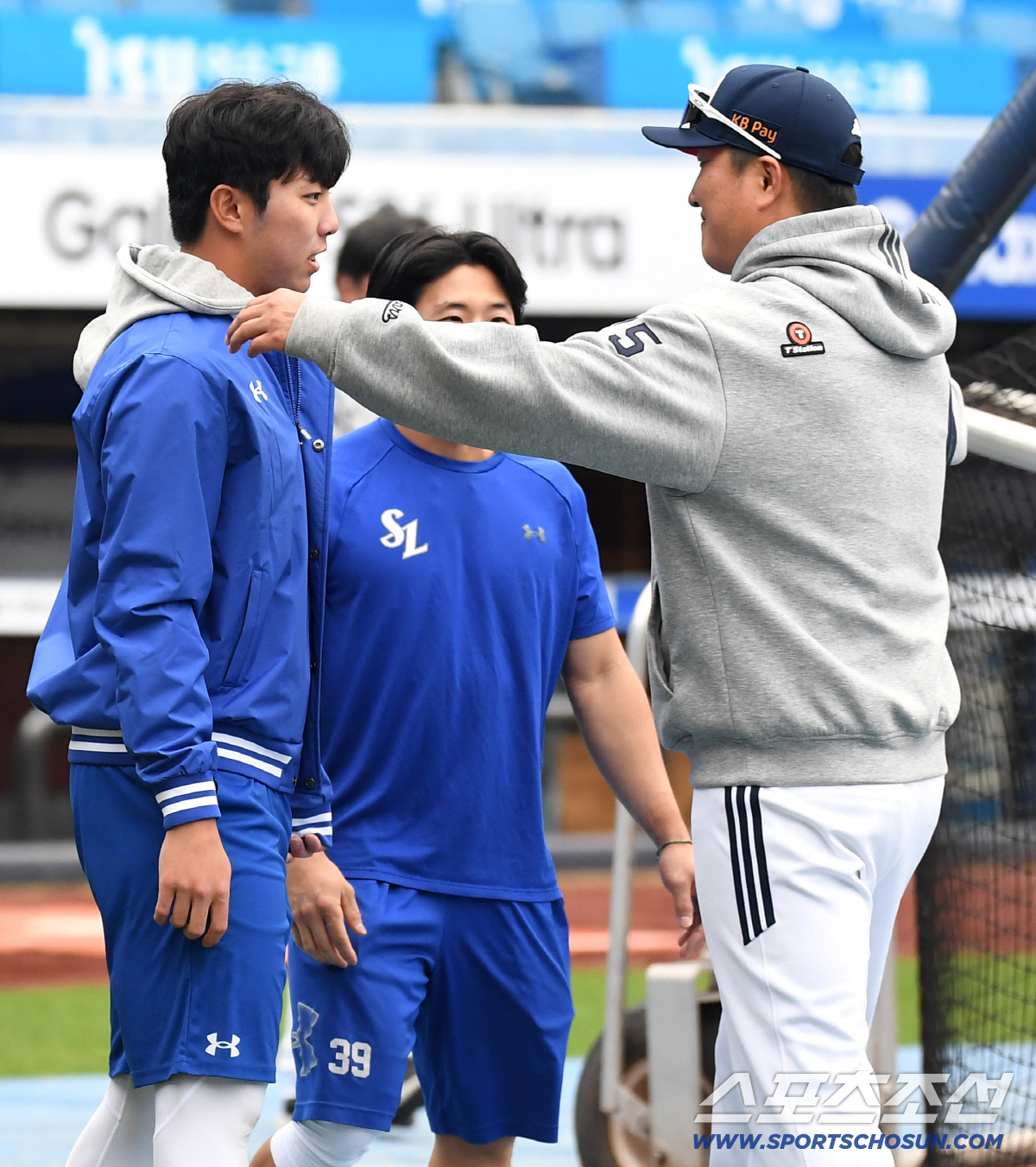 31일 대구 삼성라이온즈파크에서 열리는 삼성과 두산의 경기. 삼성 김영웅, 김성윤의 인사를 받고 있는 두산 이진영 코치. 대구=송정헌 기자songs@sportschosun.com/2026.03.31/