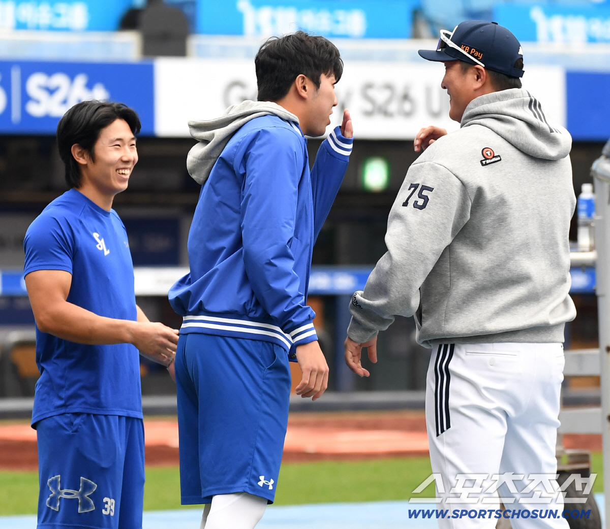 31일 대구 삼성라이온즈파크에서 열리는 삼성과 두산의 경기. 삼성 김영웅, 김성윤의 인사를 받고 있는 두산 이진영 코치. 대구=송정헌 기자songs@sportschosun.com/2026.03.31/