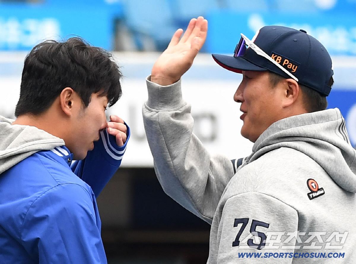 31일 대구 삼성라이온즈파크에서 열리는 삼성과 두산의 경기. 삼성 김영웅, 김성윤의 인사를 받고 있는 두산 이진영 코치. 대구=송정헌 기자songs@sportschosun.com/2026.03.31/