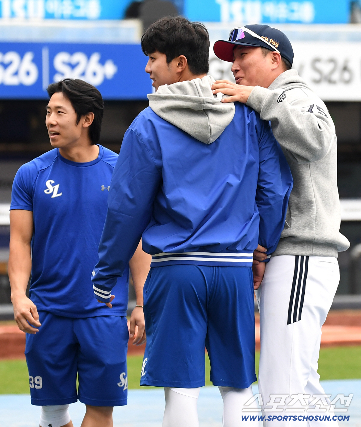 31일 대구 삼성라이온즈파크에서 열리는 삼성과 두산의 경기. 삼성 김영웅, 김성윤의 인사를 받고 있는 두산 이진영 코치. 대구=송정헌 기자songs@sportschosun.com/2026.03.31/