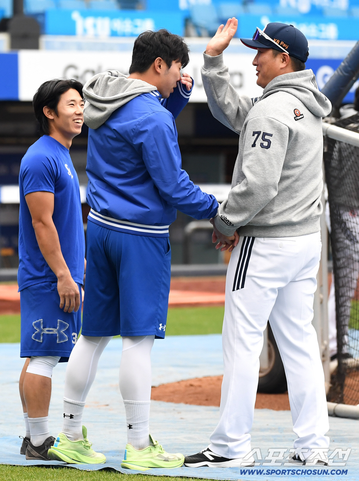 31일 대구 삼성라이온즈파크에서 열리는 삼성과 두산의 경기. 삼성 김영웅, 김성윤의 인사를 받고 있는 두산 이진영 코치. 대구=송정헌 기자songs@sportschosun.com/2026.03.31/