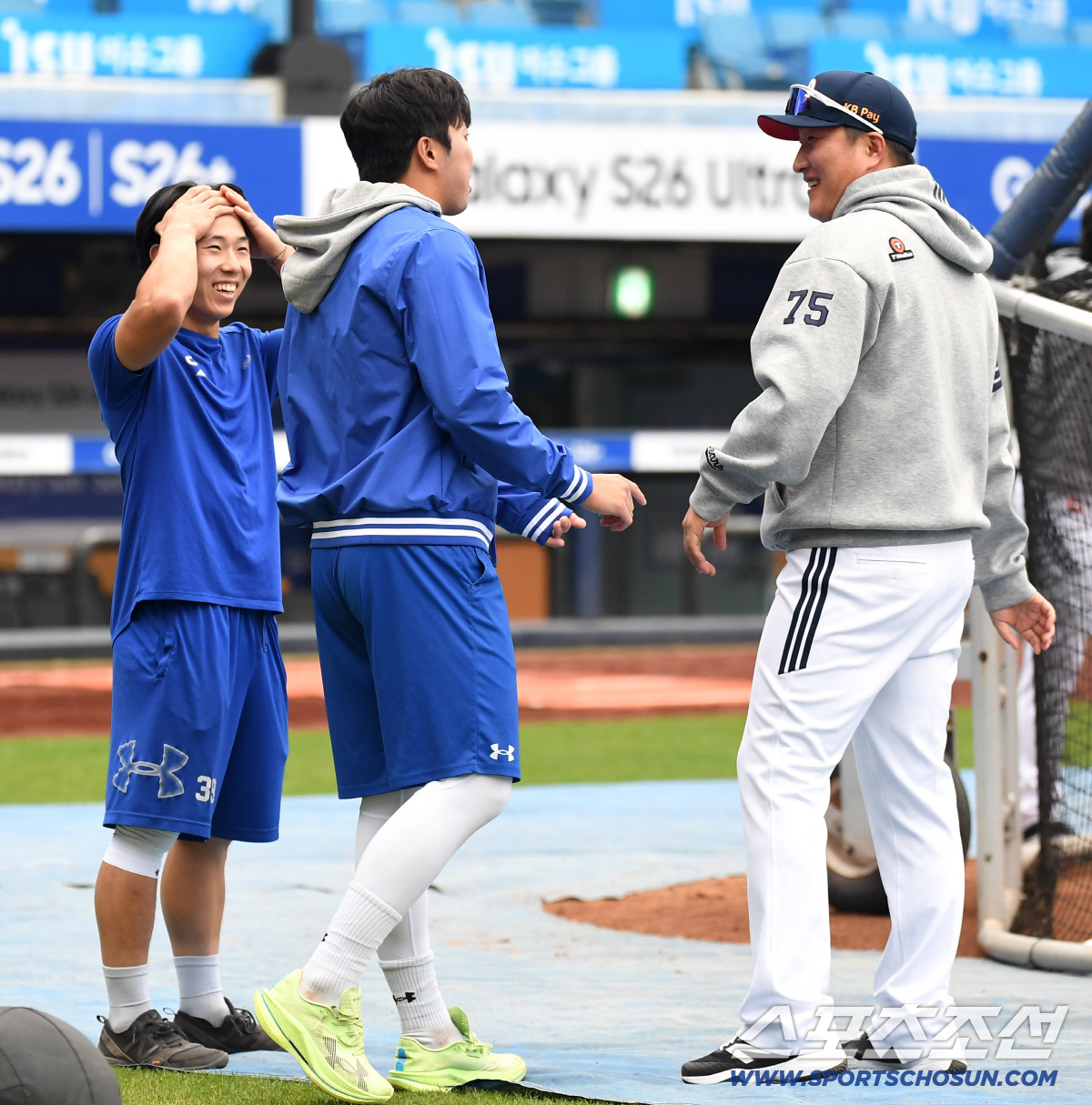 31일 대구 삼성라이온즈파크에서 열리는 삼성과 두산의 경기. 삼성 김영웅, 김성윤의 인사를 받고 있는 두산 이진영 코치. 대구=송정헌 기자songs@sportschosun.com/2026.03.31/