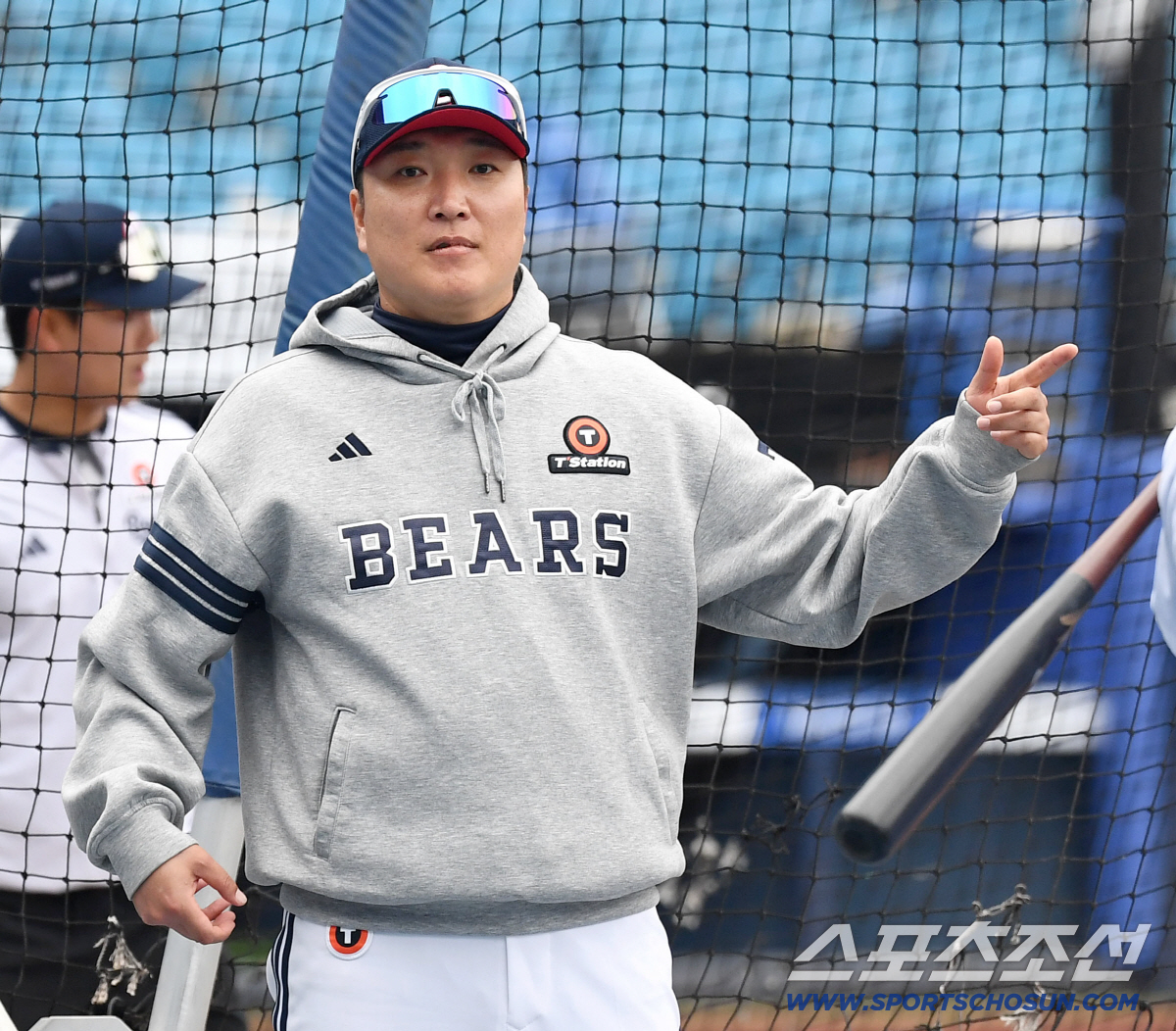 31일 대구 삼성라이온즈파크에서 열리는 삼성과 두산의 경기. 선수들 훈련 돕고 있는 두산 이진영 코치. 대구=송정헌 기자songs@sportschosun.com/2026.03.31/