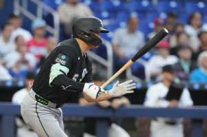 꼴찌팀에서 파이팅 중인 한일 MVP, 무라카미 5G 연속 안타-페디 5이닝 4K 4실점 패전