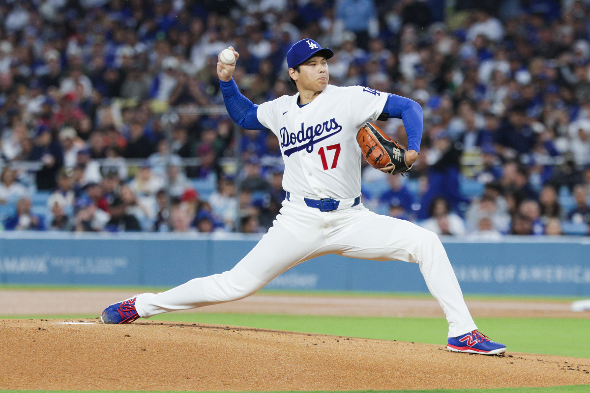 오타니 쇼헤이가 1일(한국시각) 시즌 첫 등판서 힘차게 공을 뿌리고 있다. EPA연합뉴스