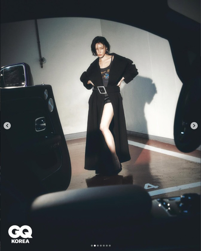 화사, 흑백 컷 뚫고 나오는 당당한 실루엣…"잔인한 짝사랑 중"