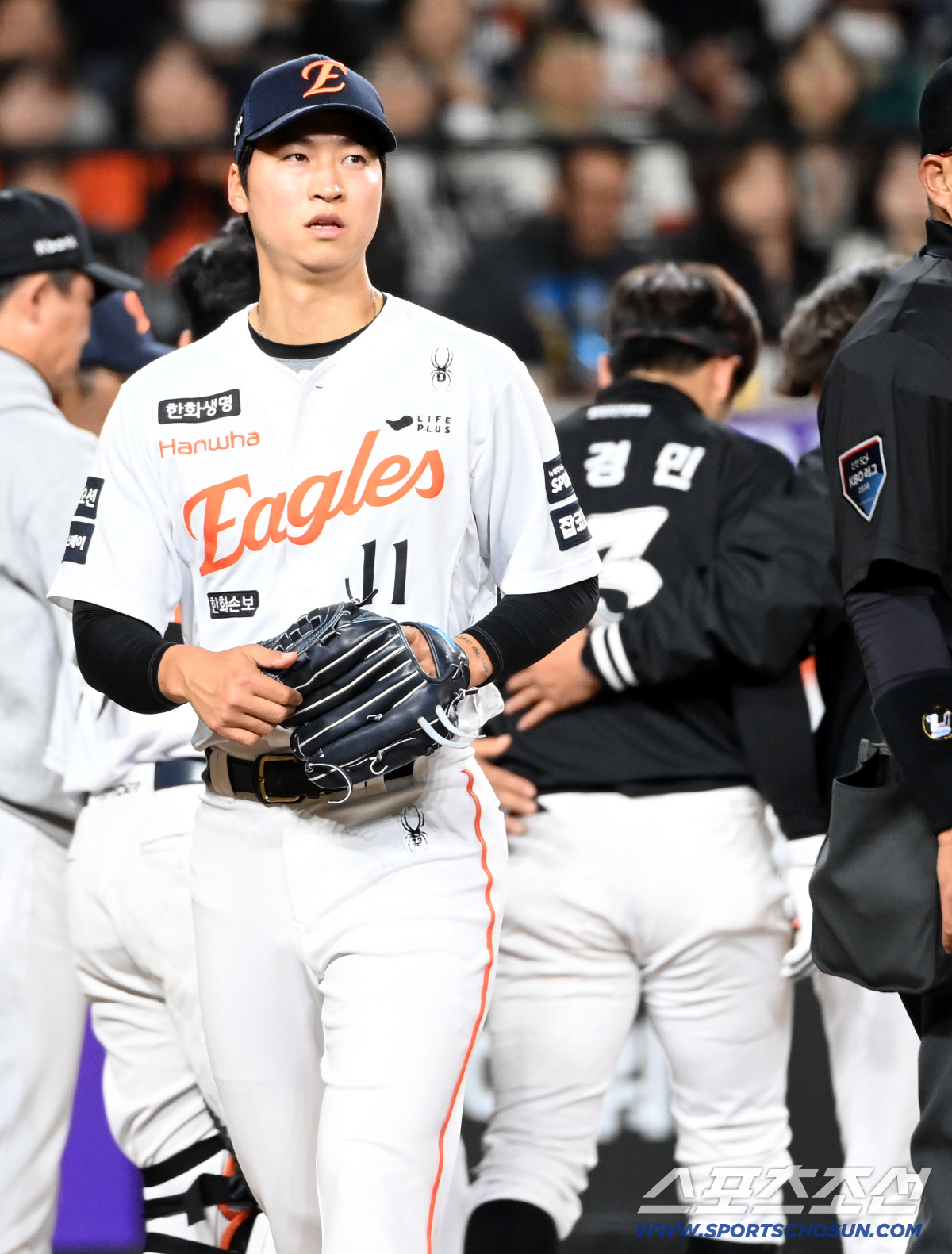 31일 대전한화생명볼파크에서 열린 KT와 한화의 경기. 5회초 1사 2루 KT 허경민이 한화 엄상백의 투구를 머리에 맞았다. 벤치로 향하는 허경민을 뒤로 하고 퇴장을 당하는 엄상백의 모습. 대전=허상욱 기자wook@sportschosun.com/2026.03.31/