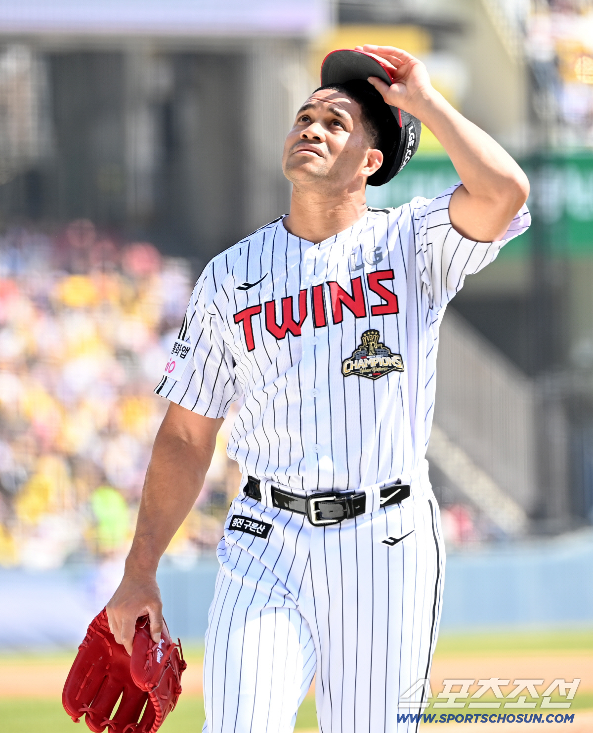 28일 잠실야구장에서 열린 KT와 LG의 개막전. 1회초 6실점 후 이닝을 마친 LG 치리노스가 더그아웃으로 향하고 있다. 잠실=허상욱 기자wook@sportschosun.com/2026.03.28/