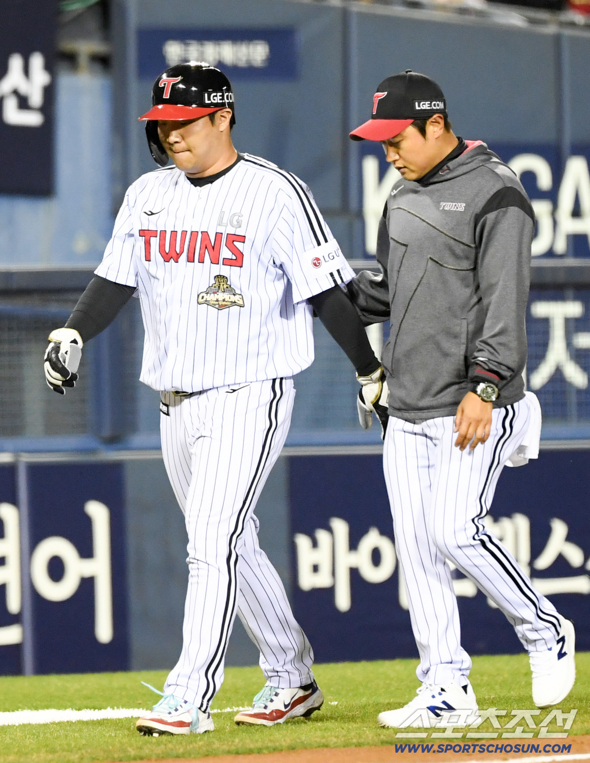 31일 잠실구장에서 열린 LG와 KIA의 경기. LG 문보경이 7회말 주루 과정에서 불편함을 호소한 뒤 교체되고 있다. 잠실=박재만 기자 pjm@sportschosun.com/2026.03.31/