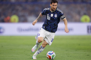 이건 진짜 반박 불가! '수비 GOAT'가 뽑은 역대 최고의 선수 '톱3'