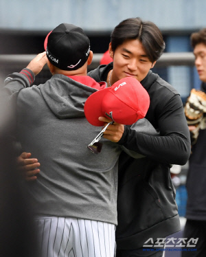 김용일 코치 품에 안긴 김도영...잠실에서 '왕의 귀환' 알렸다 [잠실 현장]