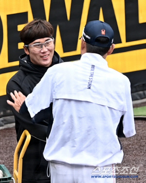 모두가 널 걱정했어. 헤드샷 이겨낸 허경민, 밝은 미소로 다시 그라운드에 [대전 현장]