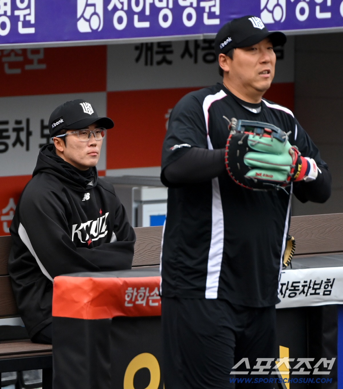 1일 대전한화생명볼파크에서 열린 KT와 한화의 경기. 전날 경기에서 헤드샷을 맞았던 허경민이 더그아웃에 나와 선수들의 워밍업을 지켜보고 있다. 대전=허상욱 기자wook@sportschosun.com/2026.04.01/