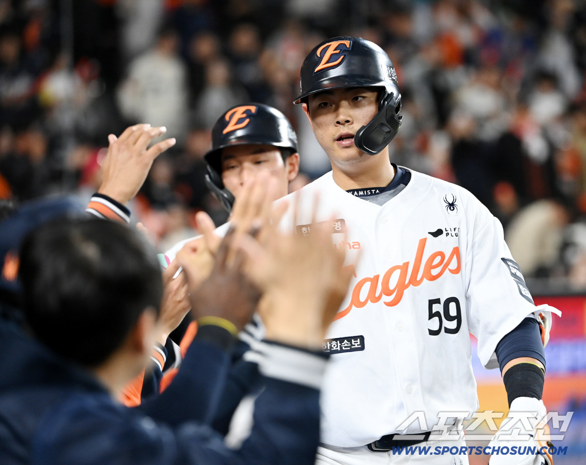 31일 대전한화생명볼파크에서 열린 KT와 한화의 경기. 8회말 2사 1루 한화 허인서가 2점홈런을 치고 기쁨을 나누고 있다. 대전=허상욱 기자wook@sportschosun.com/2026.03.31/