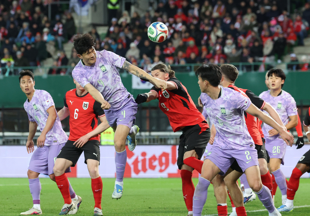 헤딩슛 시도하는 김민재 (빈[오스트리아]=연합뉴스) 최재구 기자 = 31일(현지시간) 오스트리아 빈 에른스트 하펠 스타디움에서 열린 한국 축구 국가대표팀과 오스트리아의 평가전에서 김민재가 오스트리아 문전에서 헤딩슛을 시도하고 있다. 2026.4.1 jjaeck9@yna.co.kr(끝)