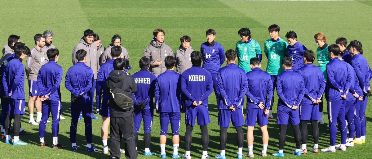 선수 지도하는 홍명보 감독 (밀턴킨스[영국]=연합뉴스) 최재구 기자 = 코트디부아르전을 앞둔 한국 축구 국가대표팀의 홍명보 감독이 26일(현지시간) 영국 런던 북서쪽 밀턴킨스 MK돈스 훈련장에서 열린 팀 훈련에서 선수들을 지도하고 있다. 2026.3.27