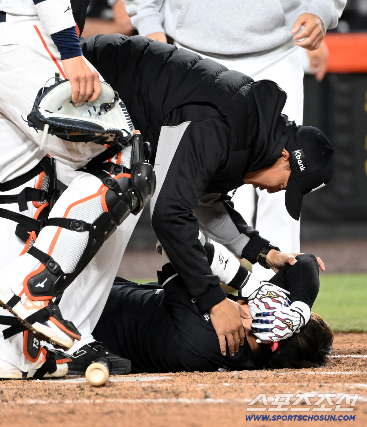 31일 대전한화생명볼파크에서 열린 KT와 한화의 경기. 5회초 1사 2루 KT 허경민이 한화 엄상백의 투구를 머리에 맞고 쓰러져 있다. 대전=허상욱 기자wook@sportschosun.com/2026.03.31/