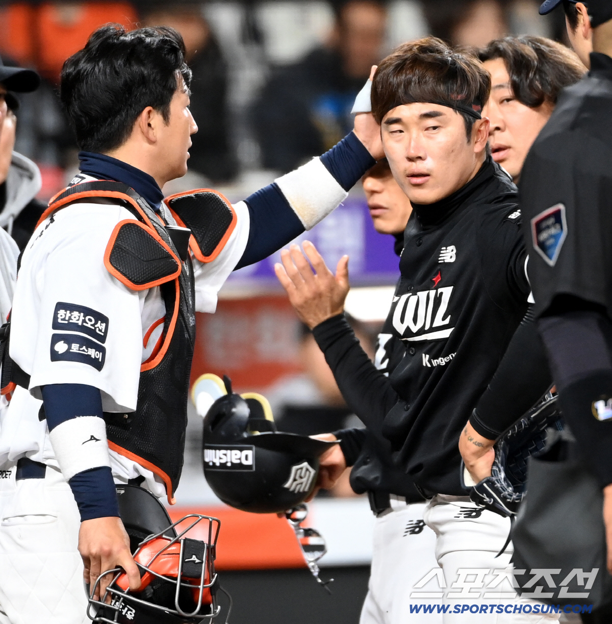 31일 대전한화생명볼파크에서 열린 KT와 한화의 경기. 5회초 1사 2루 KT 허경민이 한화 엄상백의 투구를 머리에 맞았다. 허경민이 사과하는 엄상백과 최재훈에 괜찮다는 인사를 하고 있다. 대전=허상욱 기자wook@sportschosun.com/2026.03.31/