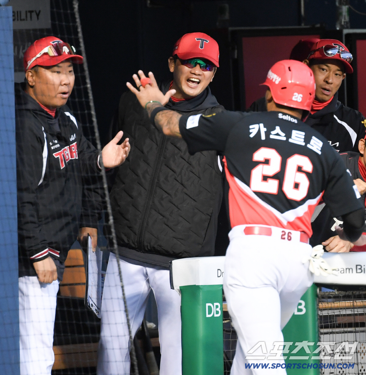 31일 잠실구장에서 열린 LG와 KIA의 경기. KIA 이범호 감독이 카스트로를 반기고 있다. 잠실=박재만 기자 pjm@sportschosun.com/2026.03.31/