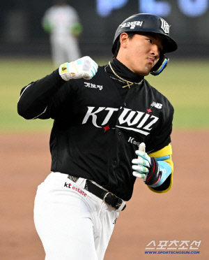 130m 고릴라포 → 8m 몬스터월 넘긴 '돌멩이' 괴력…국내 최고 투수 맞대결? 안현민 → 문현빈, 시즌 첫 홈런포 가동 [대전현장]