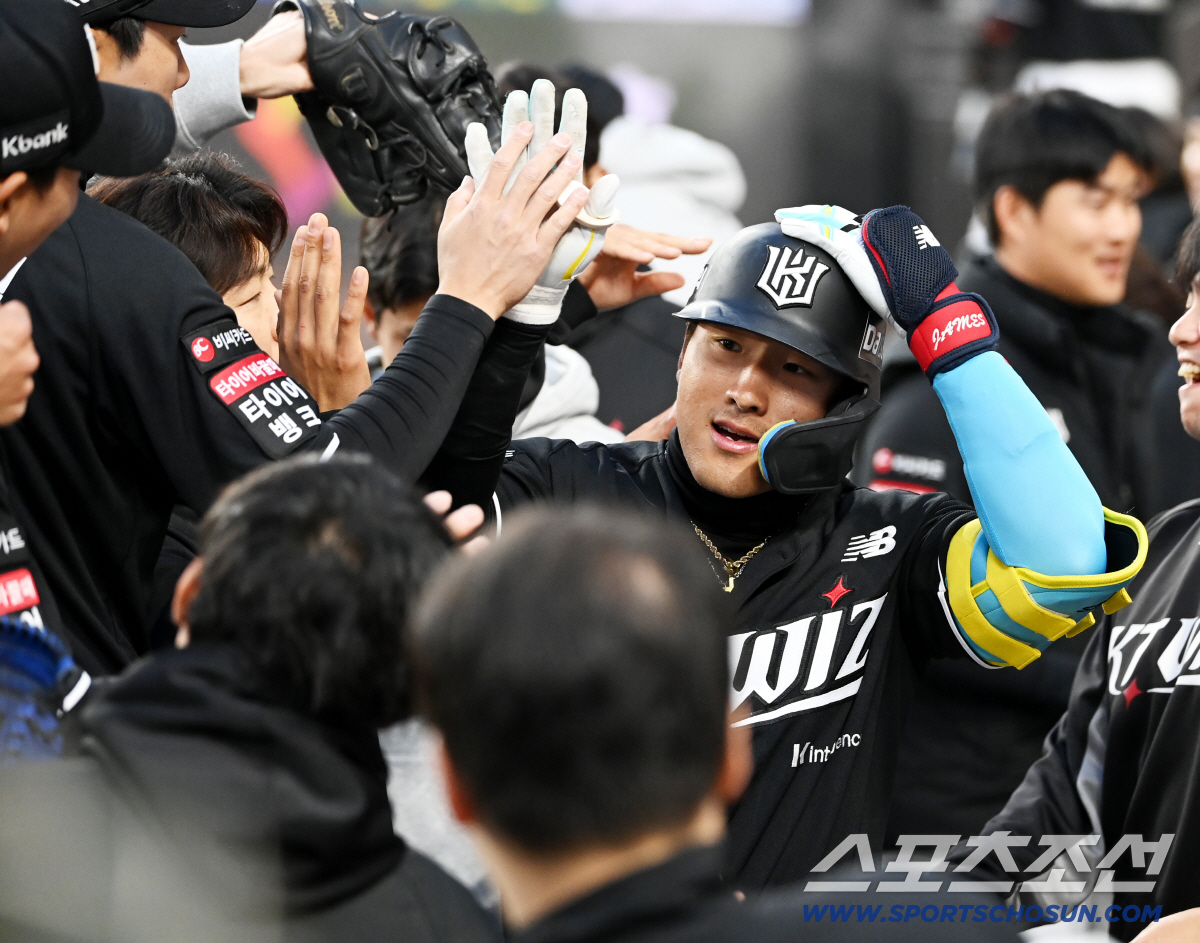 1일 대전한화생명볼파크에서 열린 KT와 한화의 경기. 1회초 KT 안현민이 선제 솔로홈런을 치고 기쁨을 나누고 있다. 대전=허상욱 기자wook@sportschosun.com/2026.04.01/