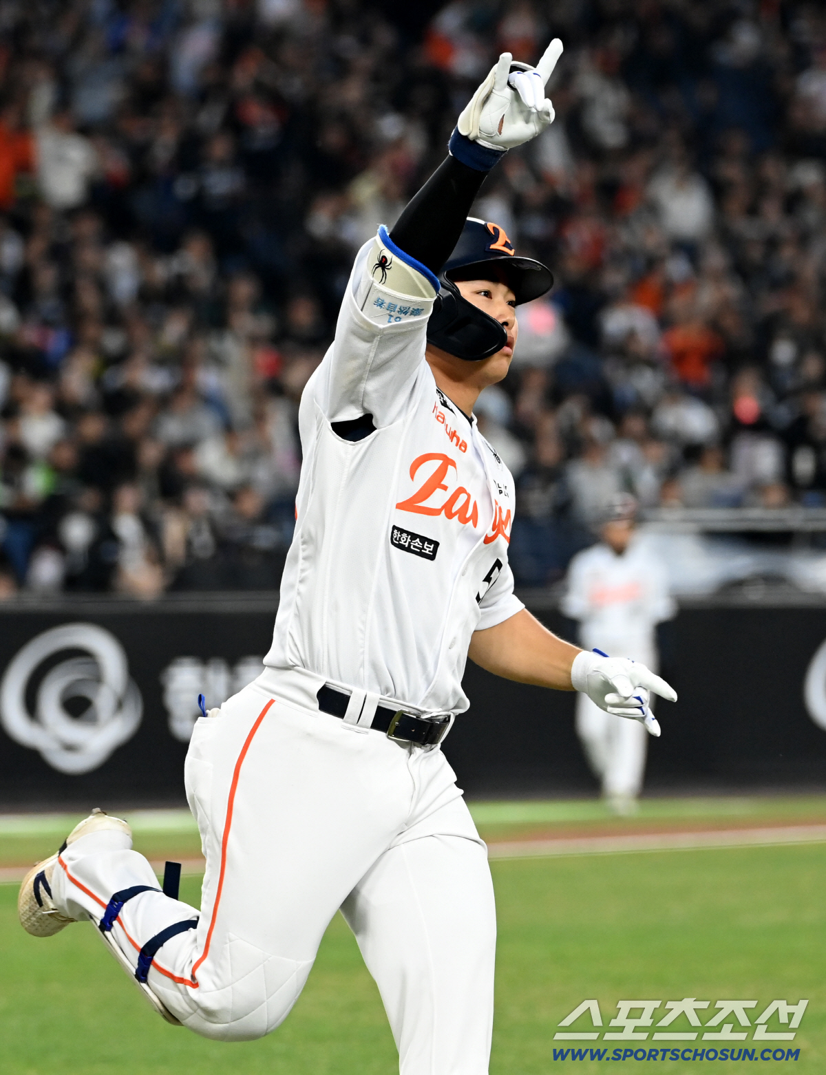1일 대전한화생명볼파크에서 열린 KT와 한화의 경기. 1회말 1사 1루 한화 문현빈이 역전 2점홈런을 치고 환호하고 있다. 대전=허상욱 기자wook@sportschosun.com/2026.04.01/