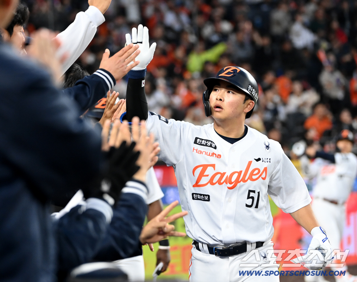 1일 대전한화생명볼파크에서 열린 KT와 한화의 경기. 1회말 1사 1루 한화 문현빈이 역전 2점홈런을 치고 기쁨을 나누고 있다. 대전=허상욱 기자wook@sportschosun.com/2026.04.01/