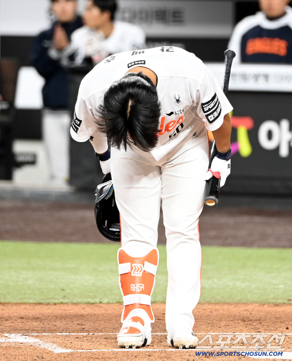 31일 대전한화생명볼파크에서 열린 KT와 한화의 경기. 한화 강백호가 2회말 타석에 들어서기 전 3루 관중석의 KT 팬들을 향해 인사하고 있다. 대전=허상욱 기자wook@sportschosun.com/2026.03.31/