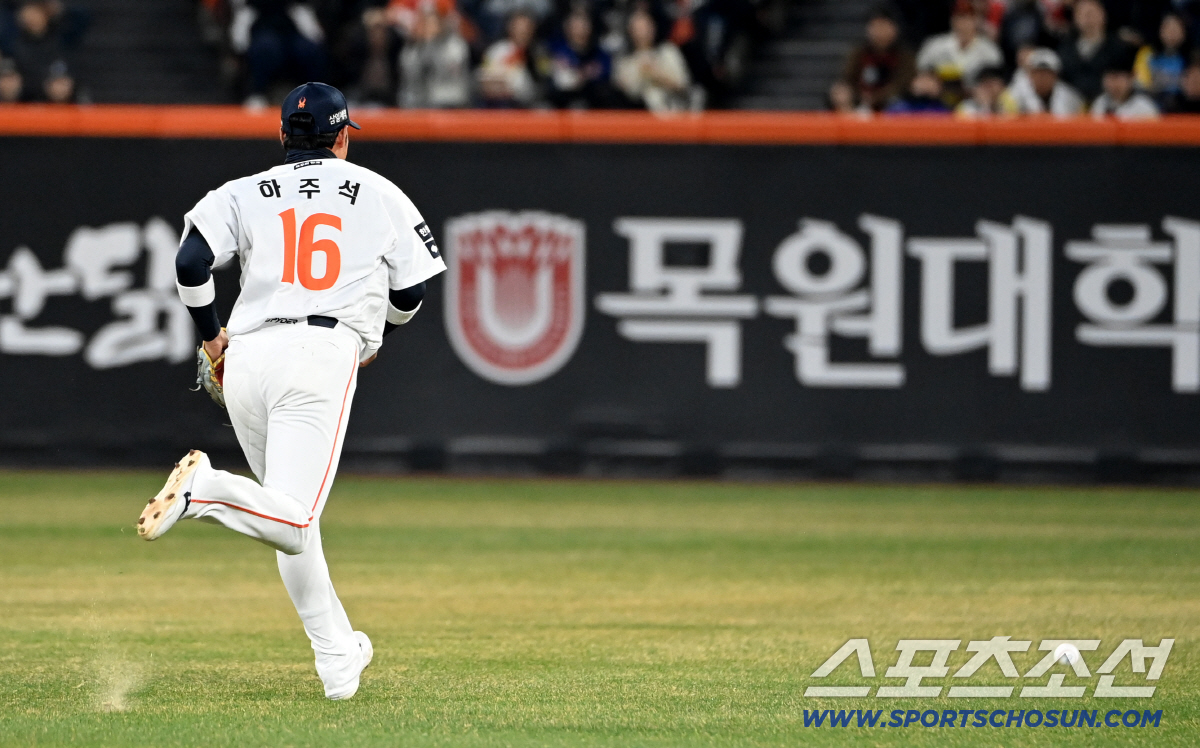 1일 대전한화생명볼파크에서 열린 KT와 한화의 경기. 3회초 1사 2루 한화 2루수 하주석이 KT 김현수의 강습타구를 빠뜨리고 있다. 2루주자 최원준이 홈인하며 2대2 동점이 됐다. 대전=허상욱 기자wook@sportschosun.com/2026.04.01/