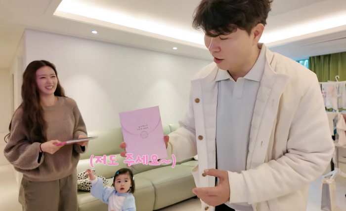 '5월 결혼' 윤보미♥라도, 청첩장 최초 공개...박수홍에 전달 