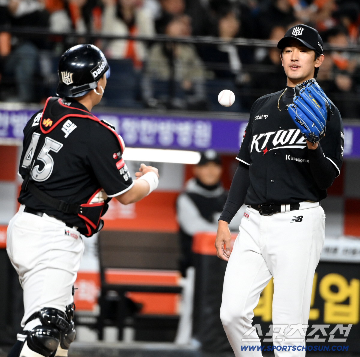 1일 대전한화생명볼파크에서 열린 KT와 한화의 경기. 6회말 무사 1루 KT 고영표 한승택 배터리가 한화 최재훈에 쓰리번트로 무사 1,3루의 위기를 내주며 아쉬워하고 있다. 대전=허상욱 기자wook@sportschosun.com/2026.04.01/