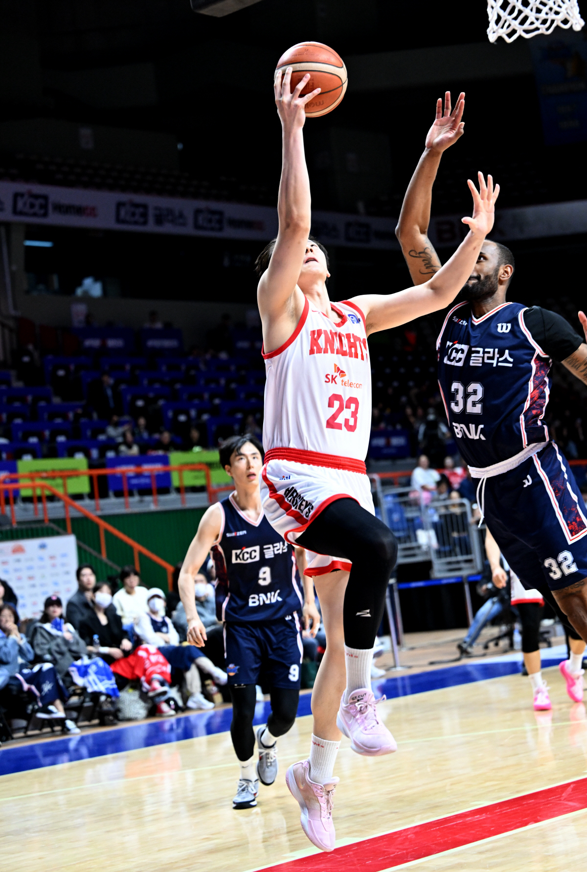 [KBL리뷰]'희망살렸다' KCC, SK에 재뿌리고 6강경쟁 한숨 돌려…81-79 역전승 KT와 1.5게임차, SK는 2위 도약 불투명