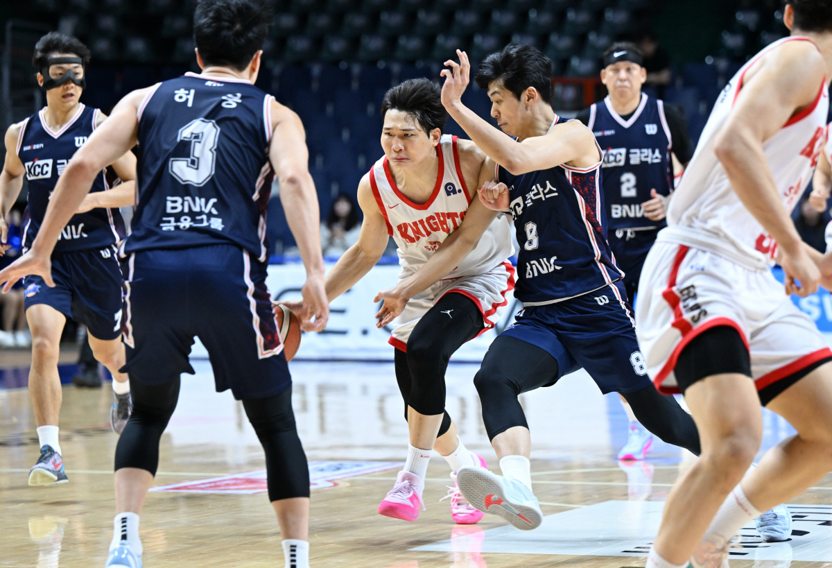 [KBL리뷰]'희망살렸다' KCC, SK에 재뿌리고 6강경쟁 한숨 돌려…81-79 역전승 KT와 1.5게임차, SK는 2위 도약 불투명