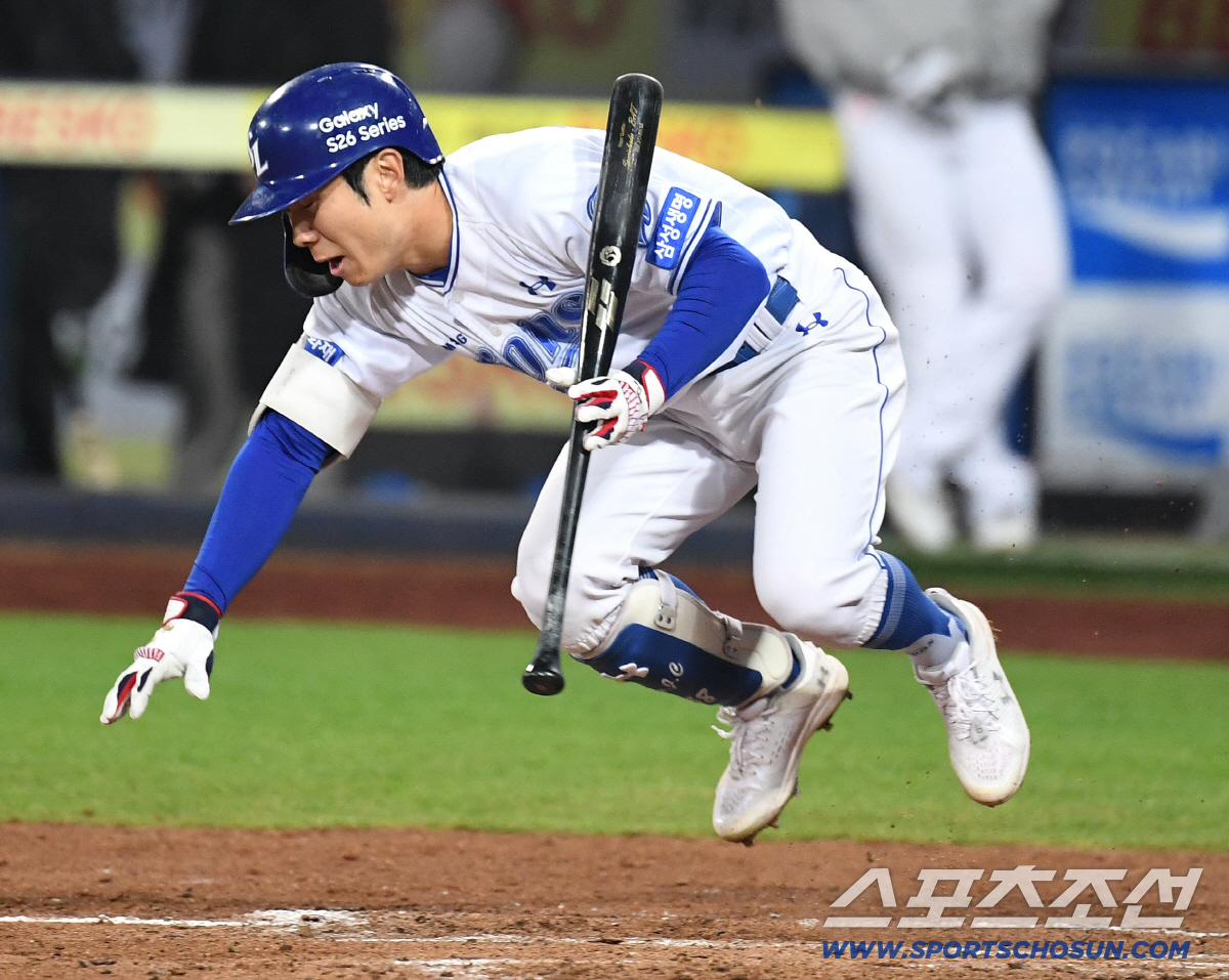 1일 대구 삼성라이온즈파크에서 열린 삼성과 두산의 경기. 4회말 무사 1루. 두산 박신지의 볼에 맞고 있는 삼성 김지찬. 대구=송정헌 기자songs@sportschosun.com/2026.04.01/