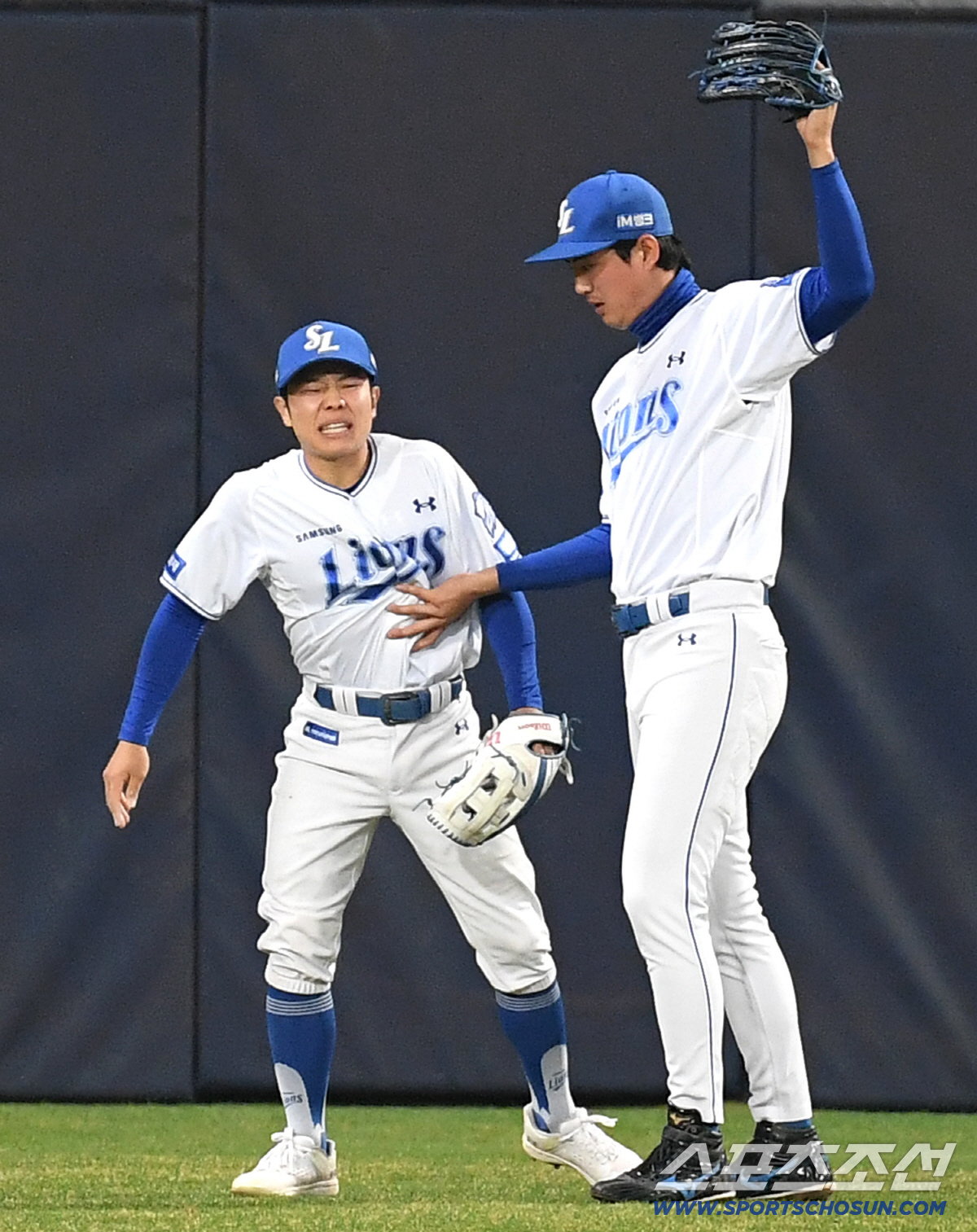1일 대구 삼성라이온즈파크에서 열린 삼성과 두산의 경기. 4회초 2사 1, 2루. 양석환의 큼지막한 타구를 잡아내고 고통스러워하는 김지찬 중견수. 대구=송정헌 기자songs@sportschosun.com/2026.04.01/