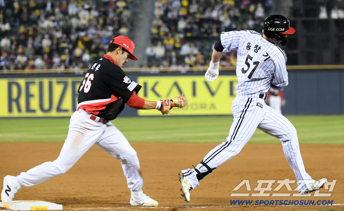 1일 잠실구장에서 열린 LG와 KIA의 경기. 8회말 1사 3루 LG 홍창기가 빠른 발로 내야 안타를 만들어내고 있다. 잠실=박재만 기자 pjm@sportschosun.com/2026.04.01/