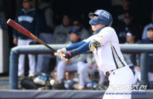 이걸 이렇게 지다니! 롯데 1-2 → 4-2 → 4-4 → 끝내기 밀어내기 허망한 패전. NC에 4-5로 졌다 [창원 현장]