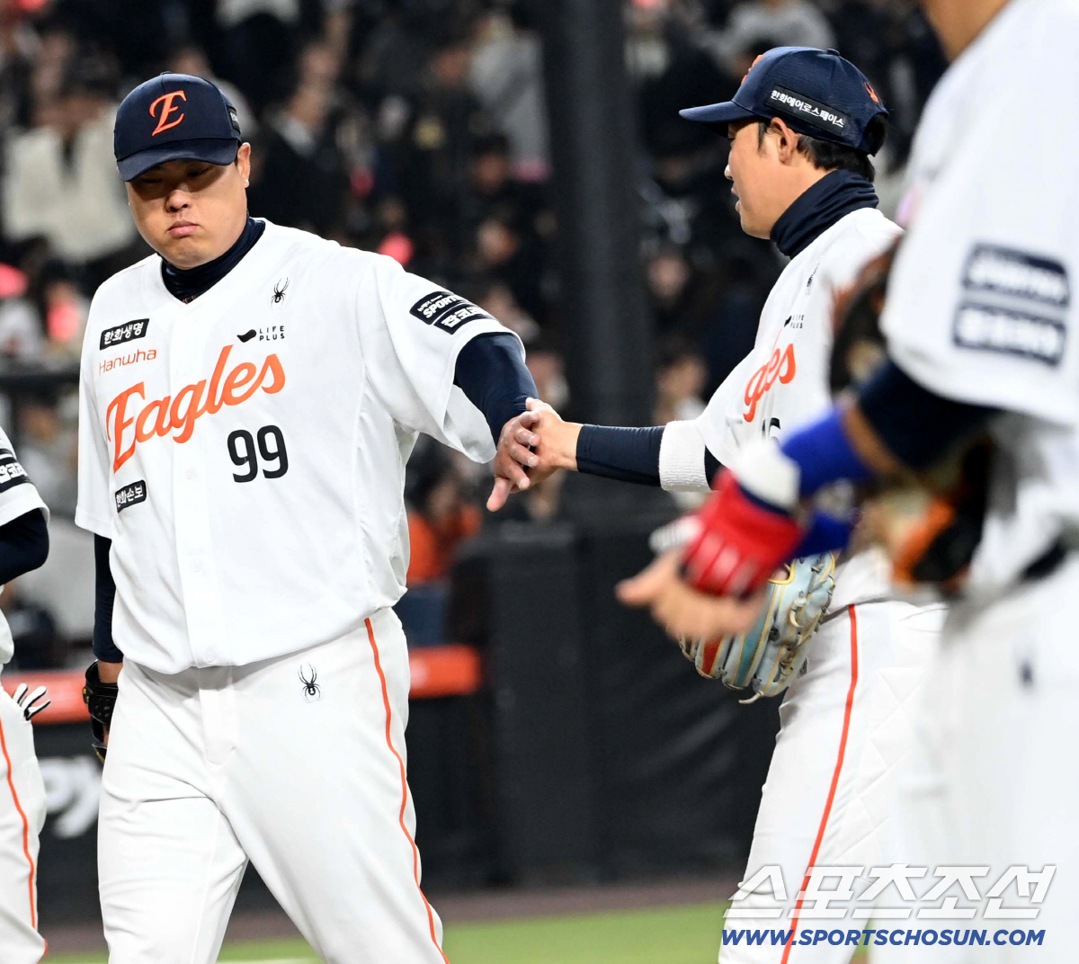 1일 대전한화생명볼파크에서 열린 KT와 한화의 경기. 3회초 1사 1루 한화 류현진이 심우준과의 병살 플레이로 이닝을 끝낸 하주석과 손을 맞대고 있다. 대전=허상욱 기자wook@sportschosun.com/2026.04.01/