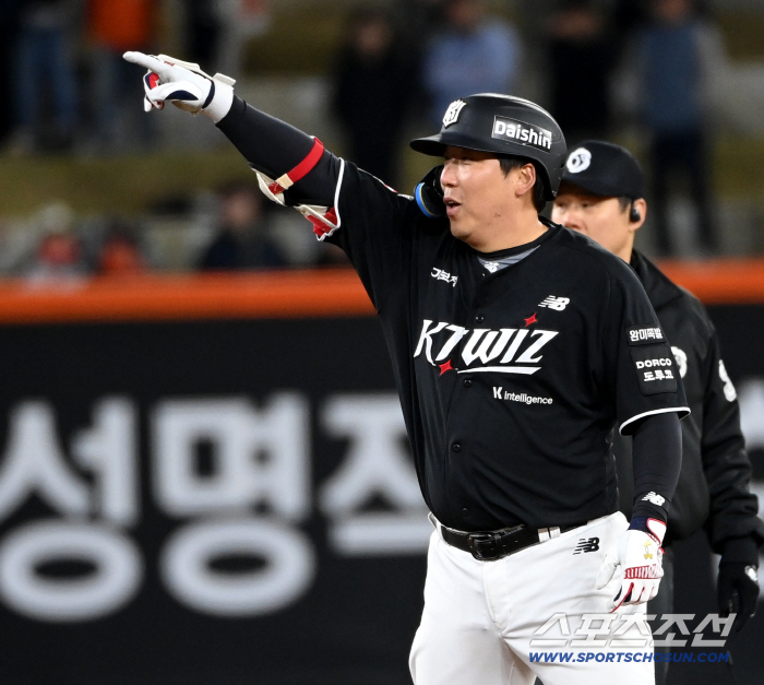 260분 혈투 끝낸 김현수! 9회 싹쓸이 3타점 결승타…'4G 40점' KT, 한화 잡고 창단 13년만에 첫 개막 4연승 → '무패' 단독 선두 