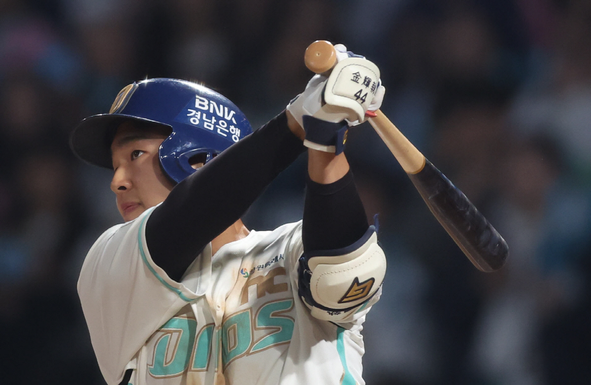 NC 5번 타자 김휘집 '맹타' (창원=연합뉴스) 김동민 기자 = 31일 경남 창원NC파크에서 열린 프로야구 2026 KBO리그 롯데 자이언츠와 NC 다이노스의 경기. 7회 말 1사 2·3루 상황 김휘집이 안타를 치고 있다. 2026.3.31 image@yna.co.kr(끝)